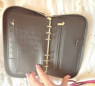 Cartera A6 Negra con Monograma Dorado