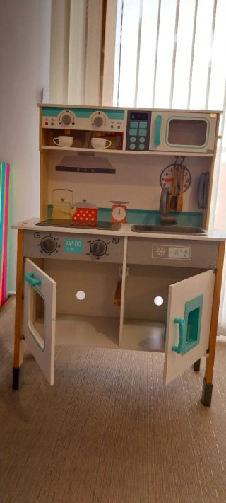 Cocina infantil de madera con accesorios