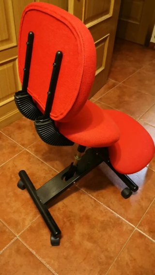 Silla ergonómica rodillas roja