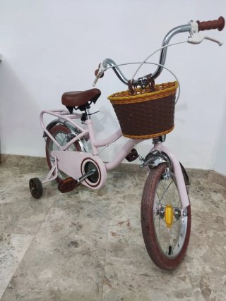 Bicicleta vintage niña con cesta