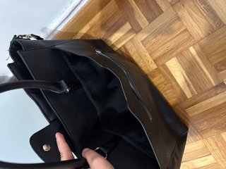 Bolso Negro con Correa Ajustable
