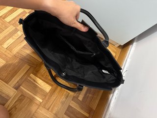 Bolso Negro con Correa Ajustable
