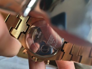 Reloj Guess Equity Hombre Dorado Esfera Verde GW07