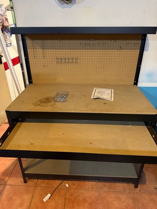 Banco de trabajo con tablero y cajón.