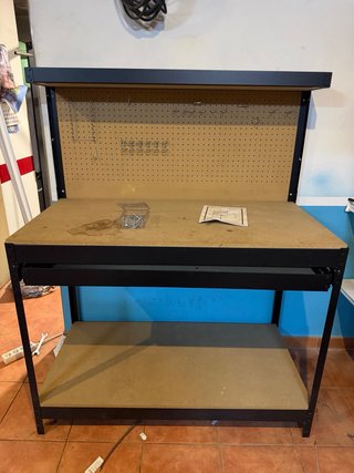 Banco de trabajo con tablero y cajón.