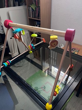 Gimnasio infantil de madera con juguetes