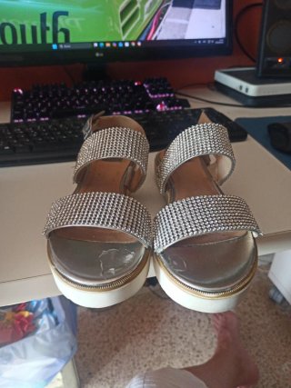 Sandalias plateadas con pedrería
