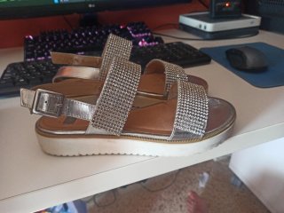 Sandalias plateadas con pedrería