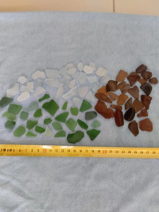 Pezzi ceramica e vetrini levigati mare