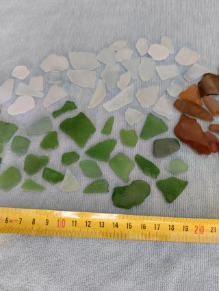 Pezzi ceramica e vetrini levigati mare