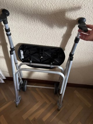 Andador ligero y plegable con asiento