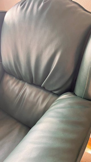 Sillón orejero de piel verde