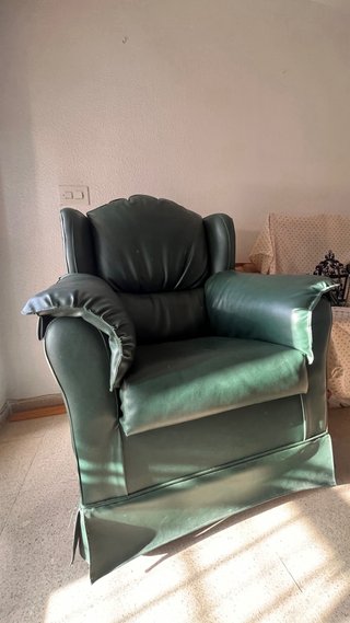 Sillón orejero de piel verde