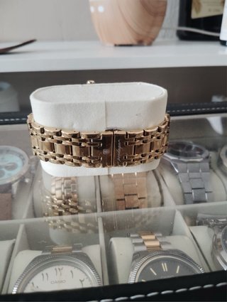 Reloj de pulsera dorado y plateado