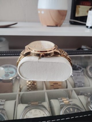 Reloj de pulsera dorado y plateado