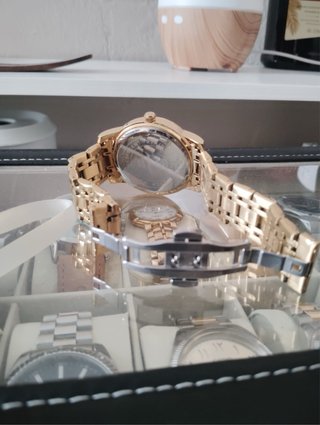 Reloj de pulsera dorado y plateado