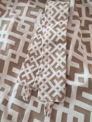 Cortina de salón beige y blanca