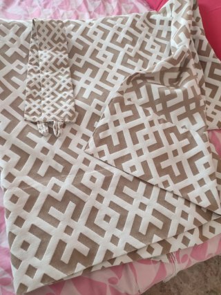 Cortina de salón beige y blanca