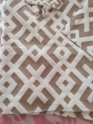 Cortina de salón beige y blanca