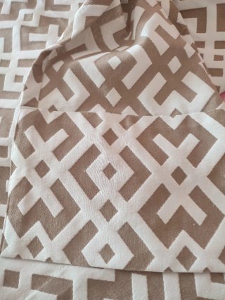 Cortina de salón beige y blanca