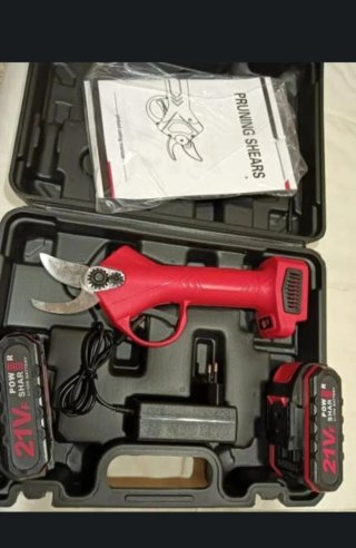 Tijeras de podar a batería rojas