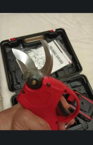 Tijeras de podar a batería rojas
