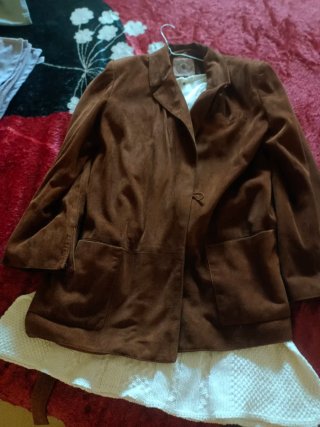 Chaqueta ante marrón y vestido punto blanco