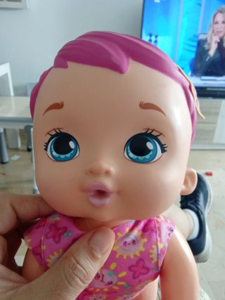 Muñeca Cry Babies con vestido rosa