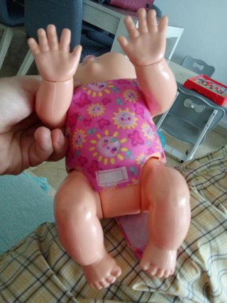 Muñeca Cry Babies con vestido rosa