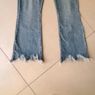 Jeans donna a zampa con strappi
