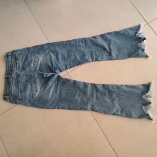 Jeans donna a zampa con strappi
