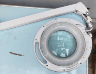 Lampada da tavolo con lente d'ingrandimento