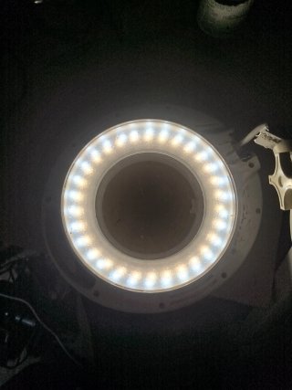 Lampada da tavolo con lente d'ingrandimento