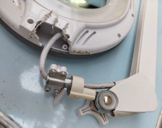 Lampada da tavolo con lente d'ingrandimento