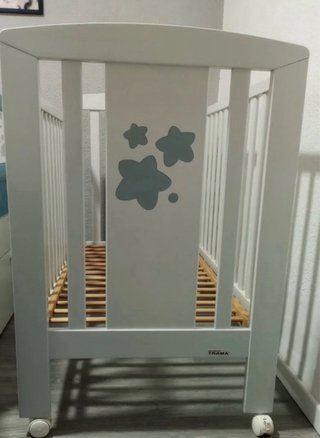 Cuna de bebé blanca de madera trama