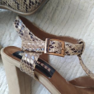 Sandalias tacón ancho efecto serpiente