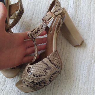 Sandalias tacón ancho efecto serpiente