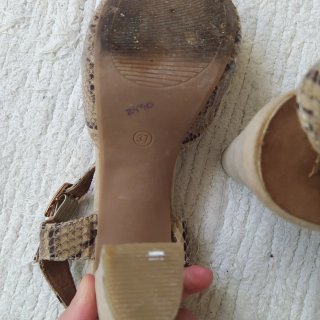 Sandalias tacón ancho efecto serpiente
