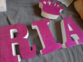 Letras de corcho rosa con purpurina y corona