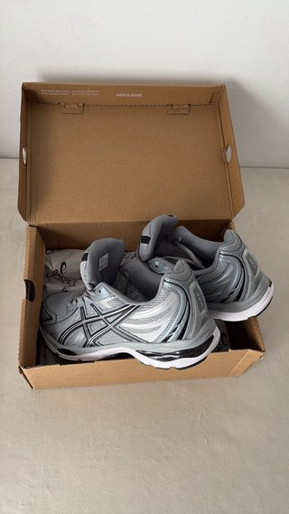 Zapatillas ASICS grises y blancas