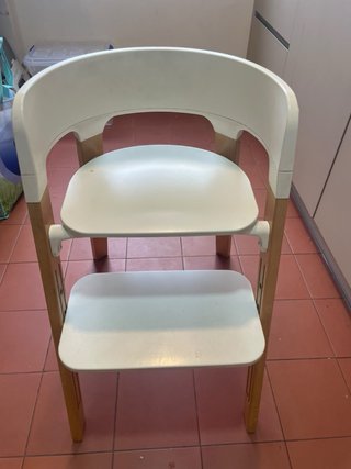 Trona Stokke Steps color blanco y madera