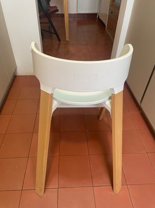 Trona Stokke Steps color blanco y madera