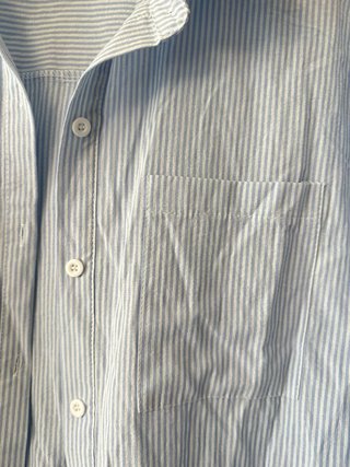 Camisa de rayas azul y blanca