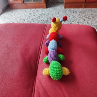 Muñeco gusano amigurumi tejido a mano
