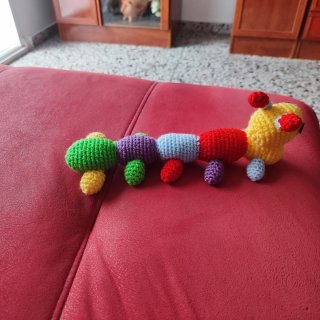 Muñeco gusano amigurumi tejido a mano