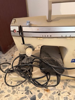 Máquina de coser Singer con pedal