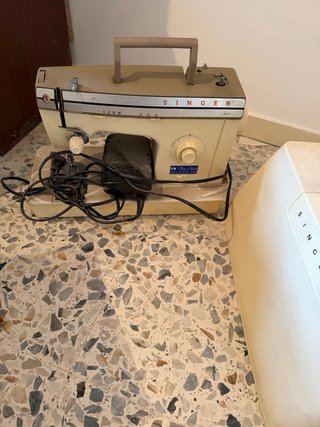 Máquina de coser Singer con pedal