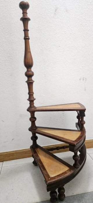 Escalera caracol madera biblioteca