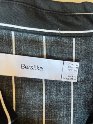 Camisa de rayas negra y blanca