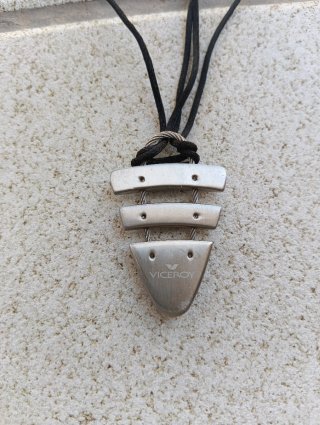 Collar Viceroy moderno y vanguardista.